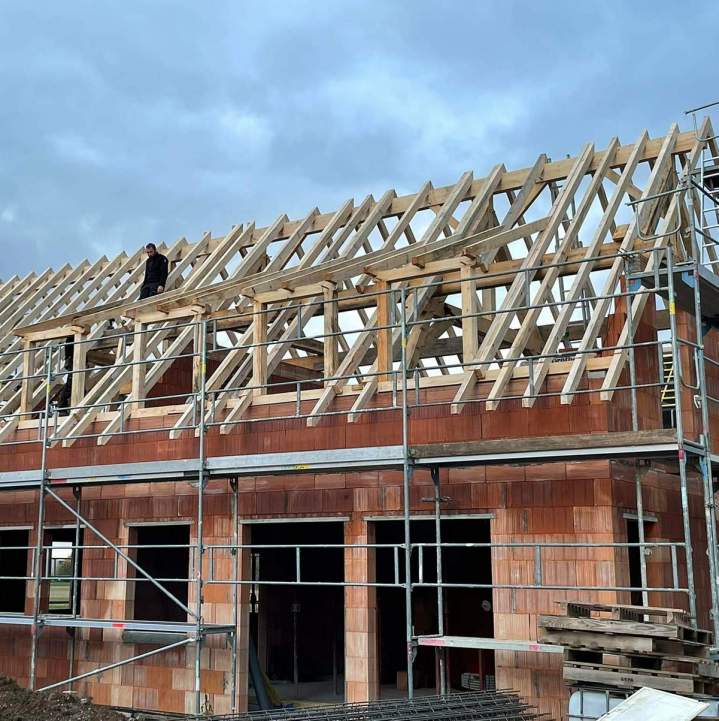Une équipe expérimentée pour construire des maisons à colombages.